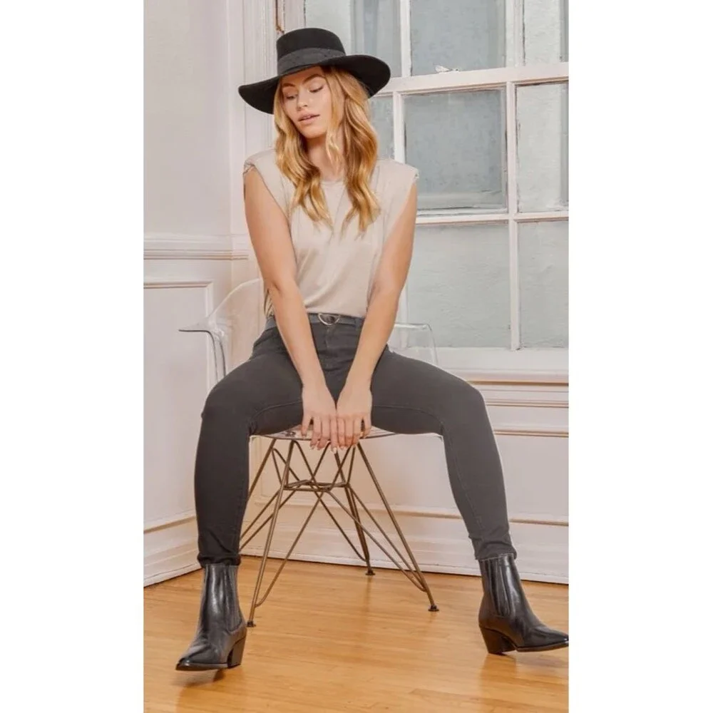 Black Levi’s 721 high rise skinny